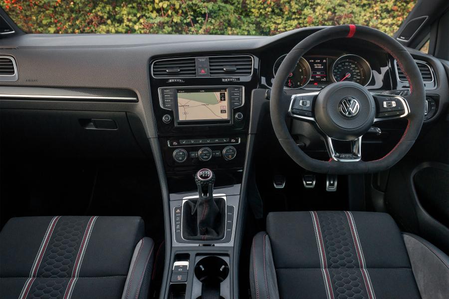 Торпедо Volkswagen Golf GTI Clubsport Edition 40 2016 года  (UK) (фото 20 из 30)